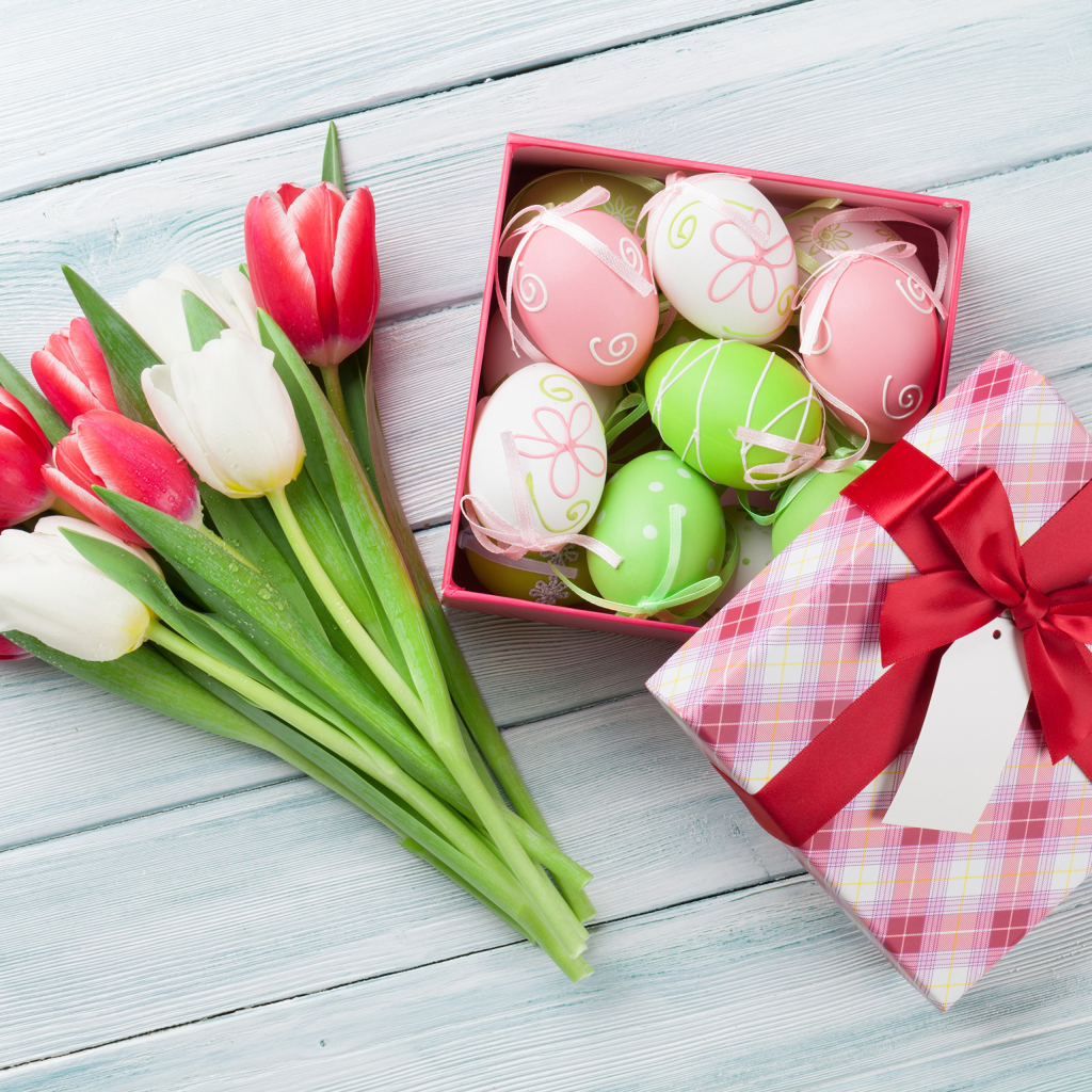 Пасхальные яйца в коробке с букетом тюльпанов