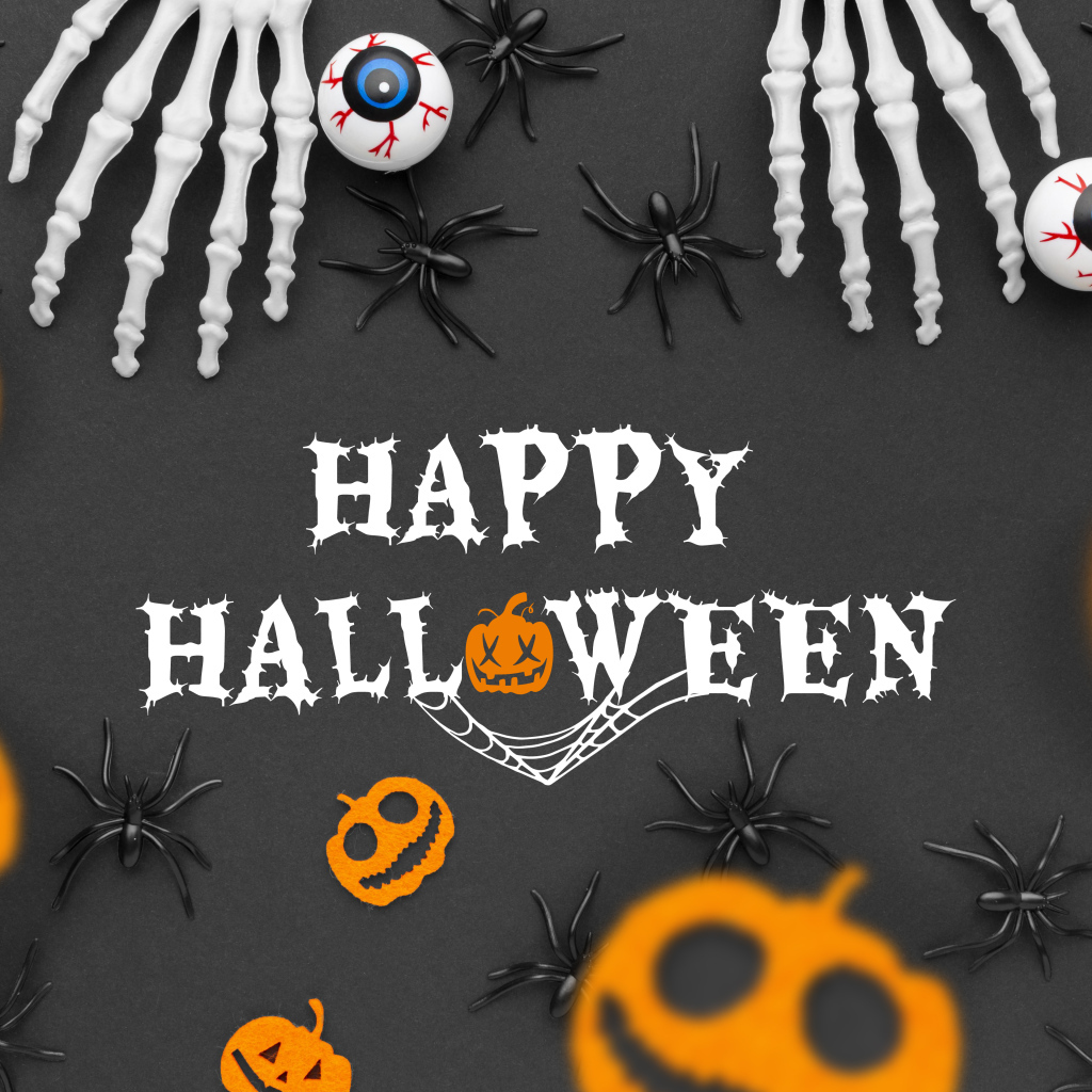 Открытка с декором на деревянном фоне на праздник Хэллоуин