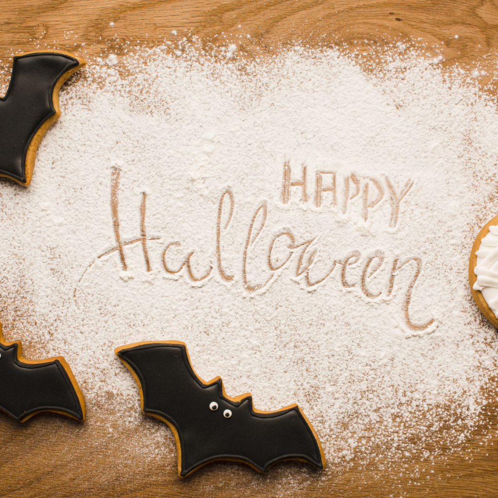 Печенье в форме летучих мышей на разделочной доске на Хэллоуин