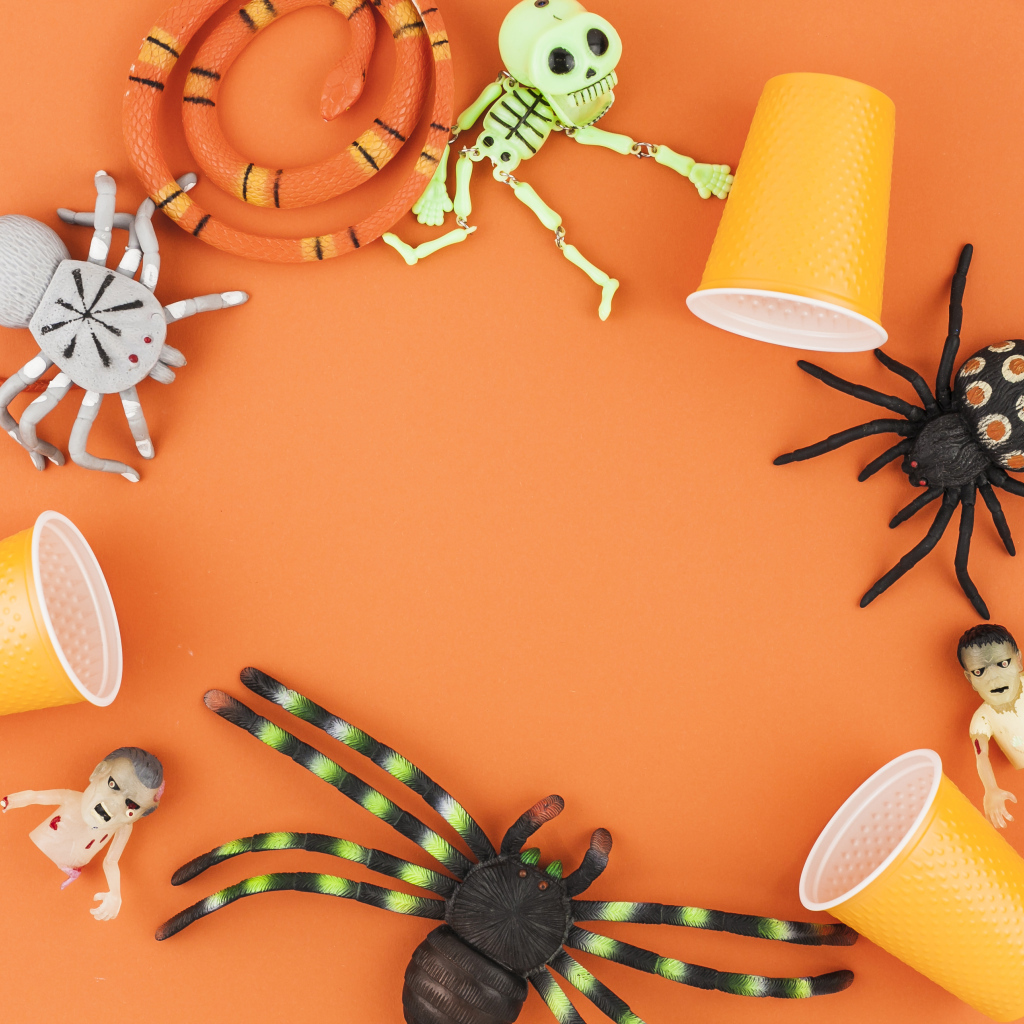 Игрушки на Хэллоуин на оранжевом фоне