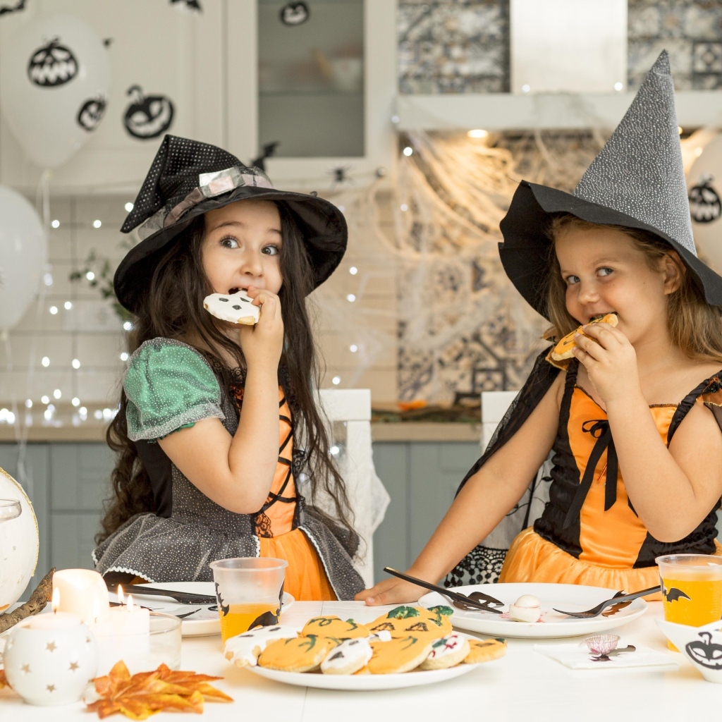 Две маленькие девочки в костюмах на Хэллоуин