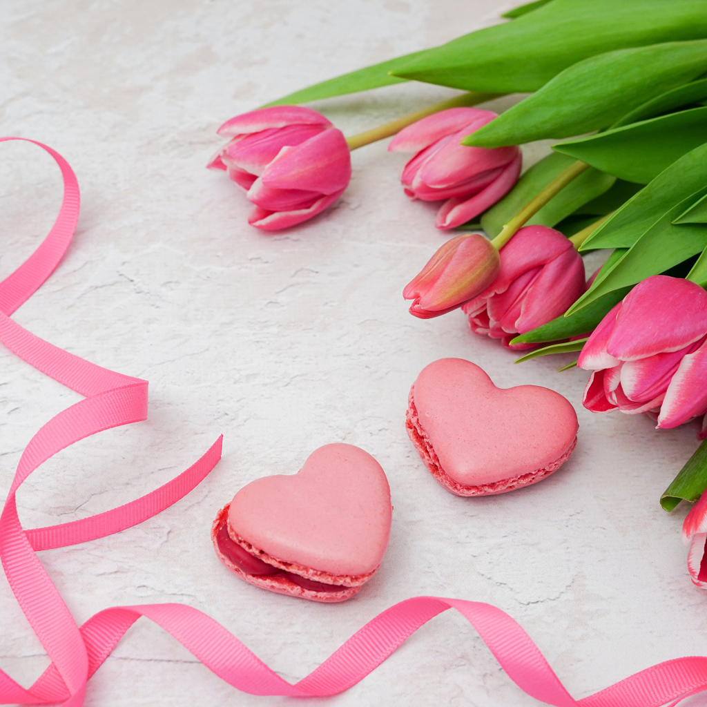 Букет тюльпанов с лентой и печеньем на 8 марта