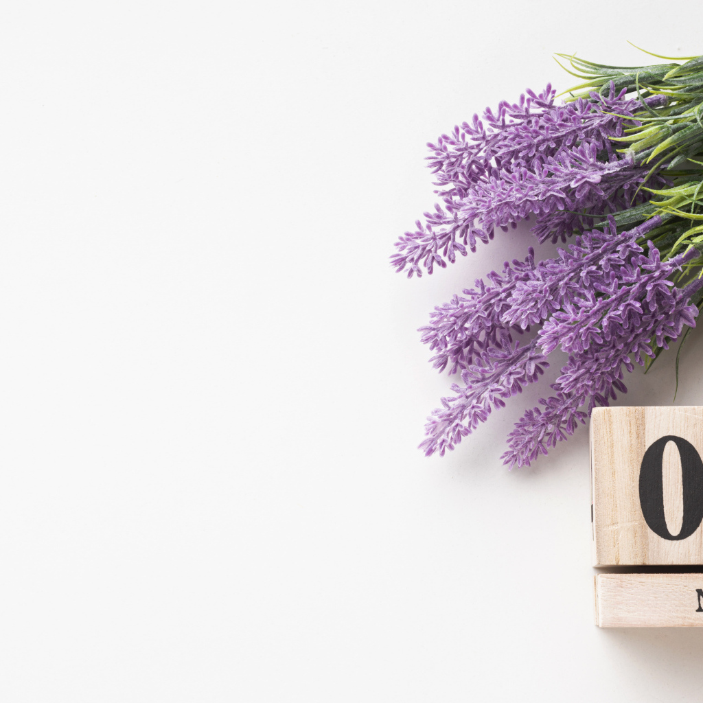 Кубики, кофе и букет цветов на белом фоне на 8 марта