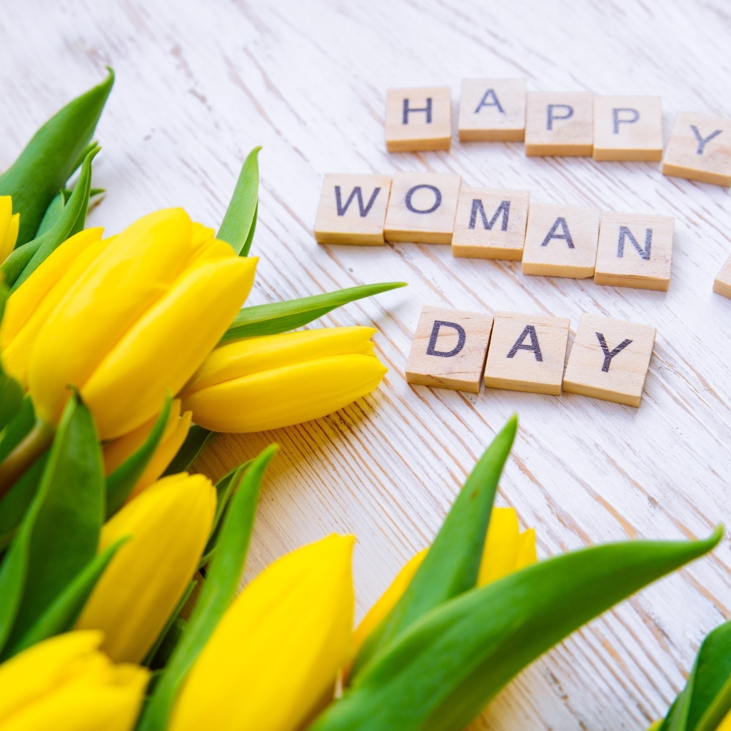 Большой букет желтых тюльпанов на Международный женский день 8 марта