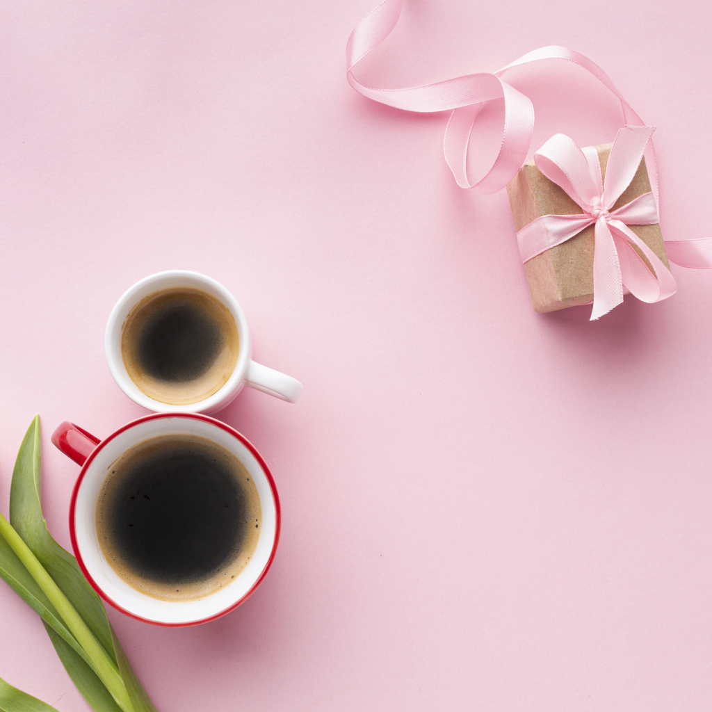 Две кружки кофе, тюльпан и подарок для любимой на 8 марта