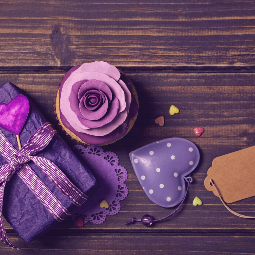 Подарок рядом с кексом, сердечком и открыткой