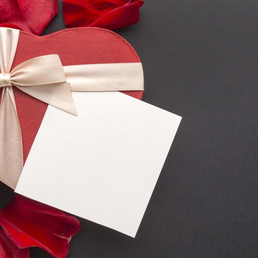 Подарок и цветы на сером фоне, шаблон поздравительной открытки