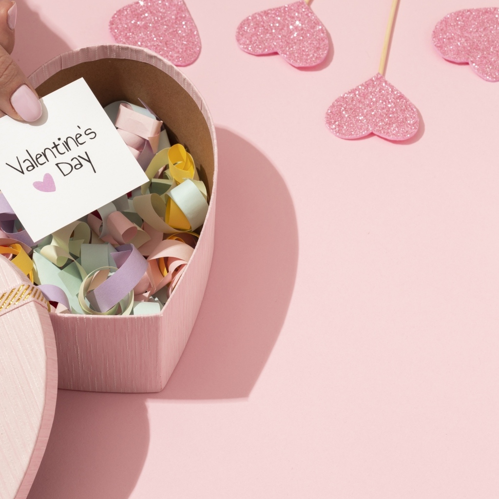 Коробка в форме сердца на розовом фоне на День Святого Валентина