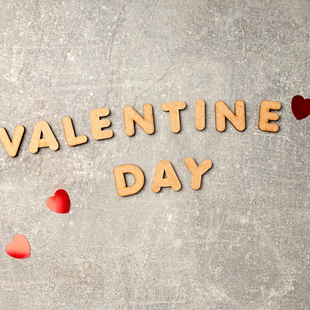 Буквы на сером фоне на день Святого Валентина