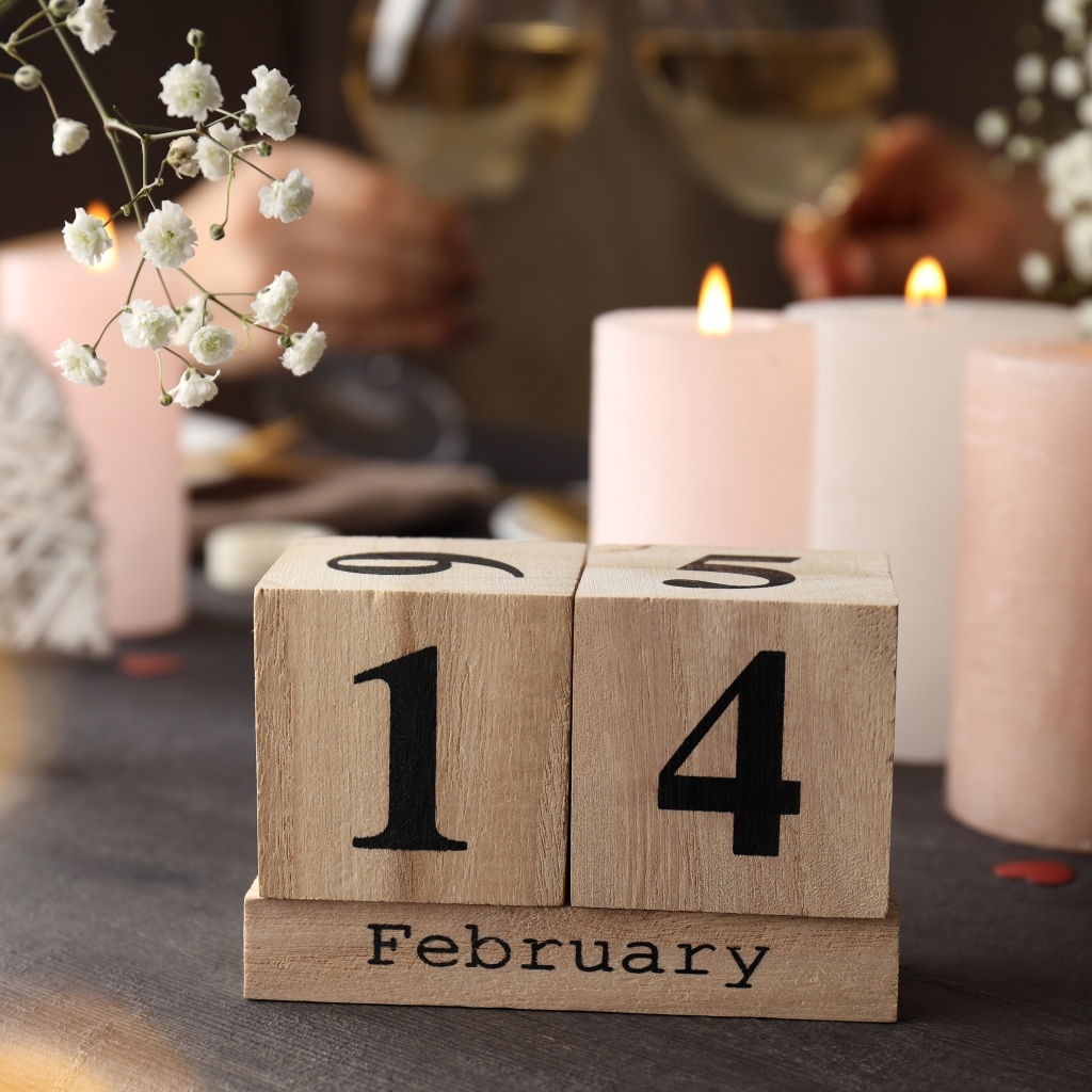 Зажженные свечи и кубики на день влюбленных 14 февраля