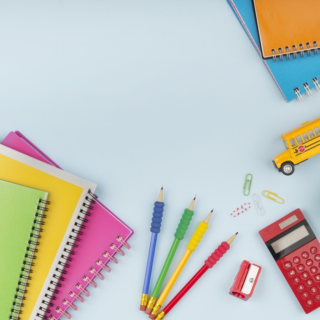 Канцелярские предметы на голубом фоне