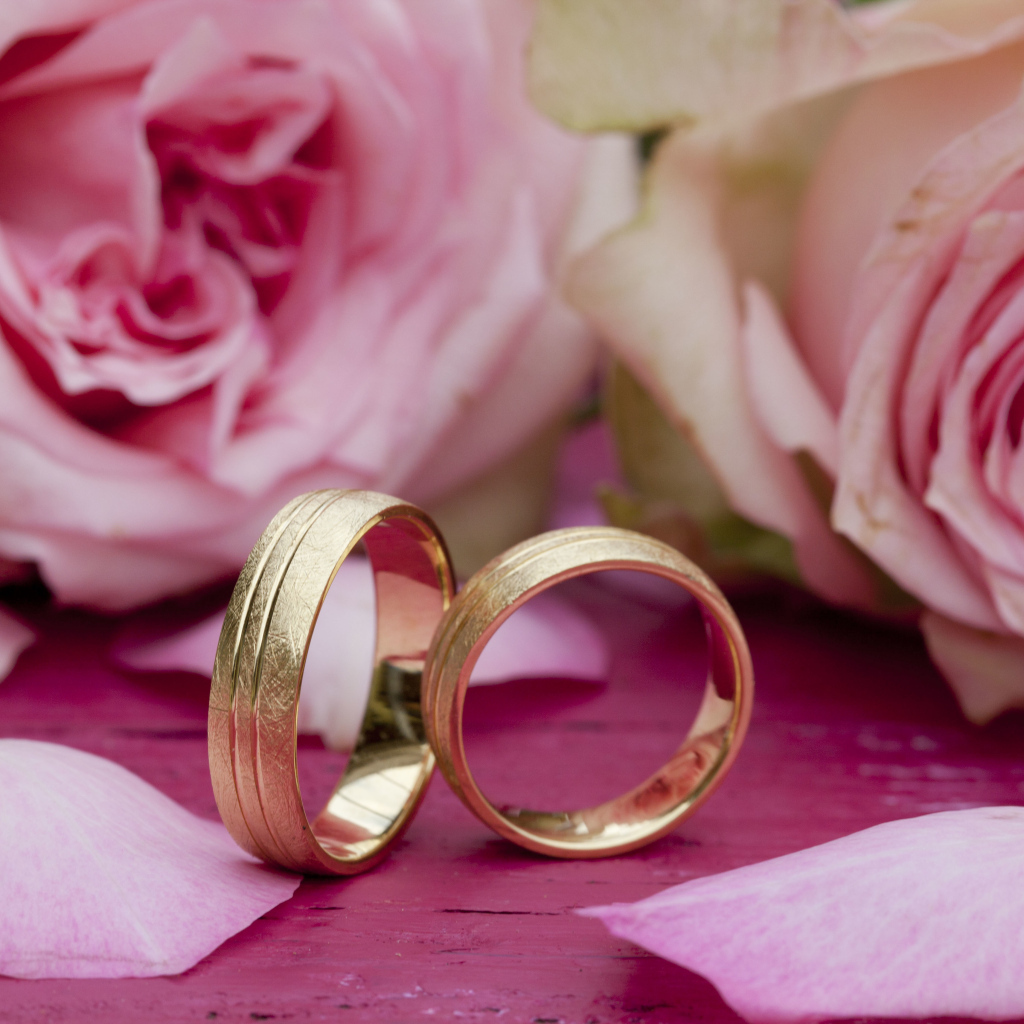 Два золотых обручальных кольца с цветами розы