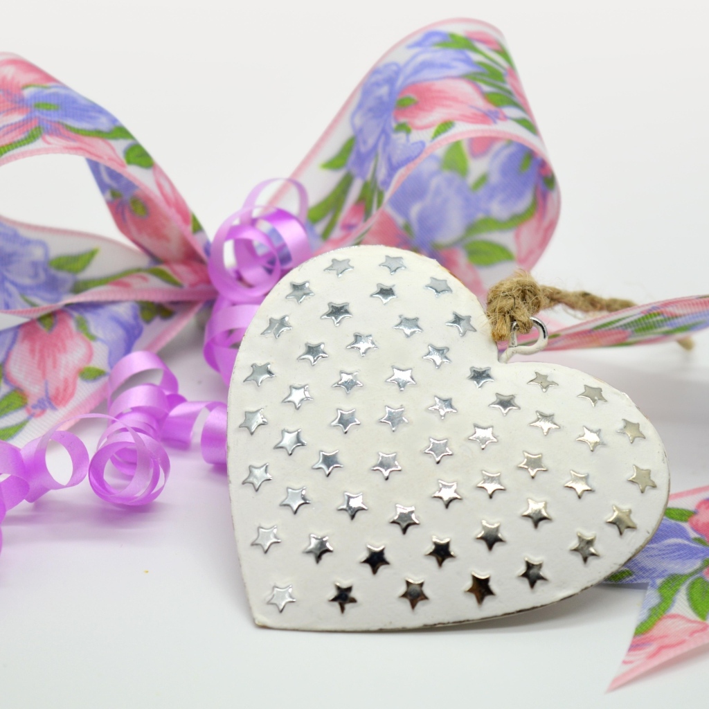 Красивое сердце в звездах с ленточкой