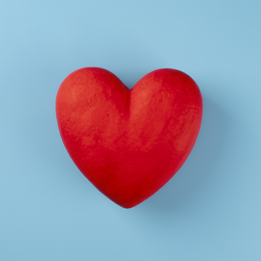Большое красное сердце на голубом фоне