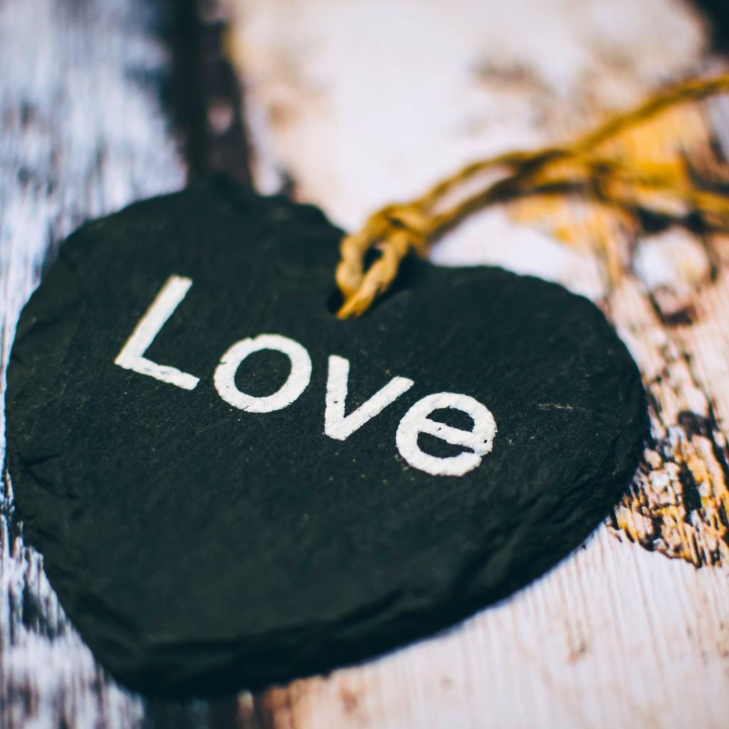 Черное каменное сердце на нитке 