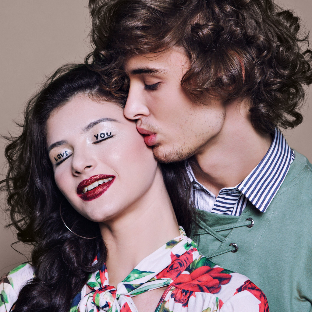 Влюбленные парень с девушкой с закрытыми глазами