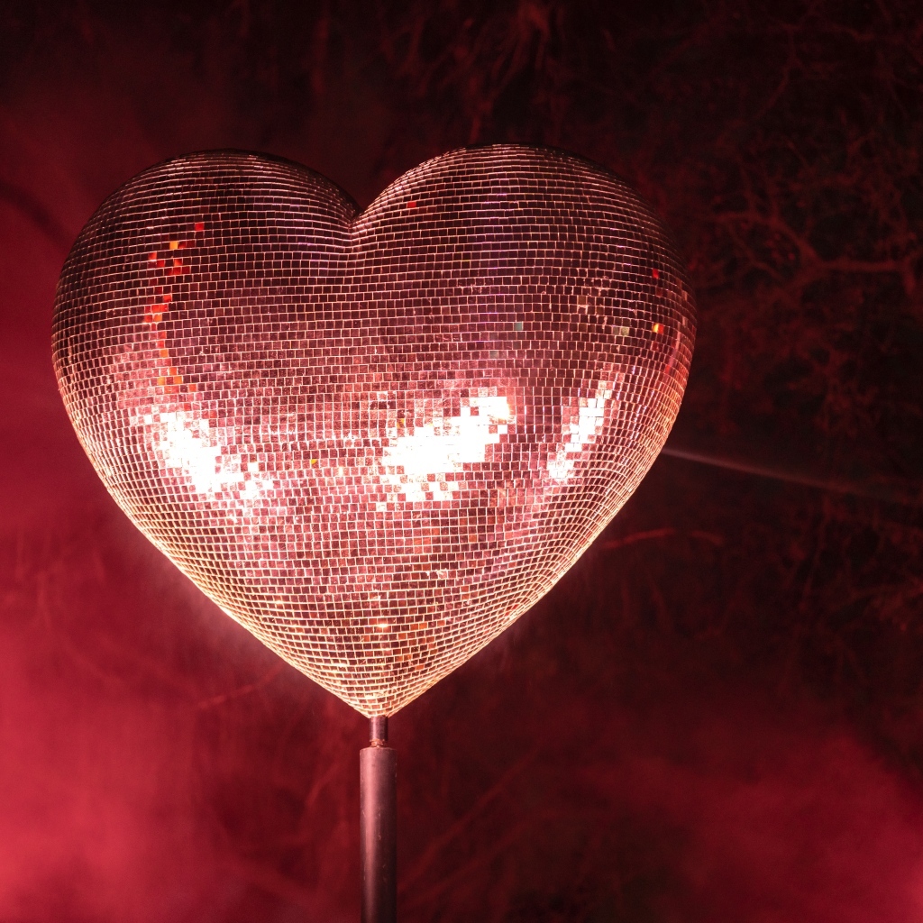 Яркое блестящее сердце в дыму