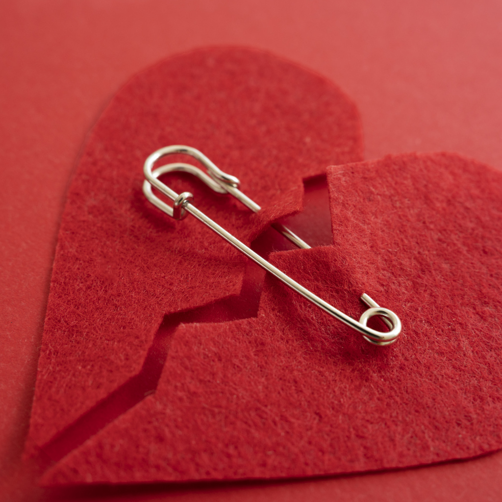 Разбитое сердце скрепили английской булавкой