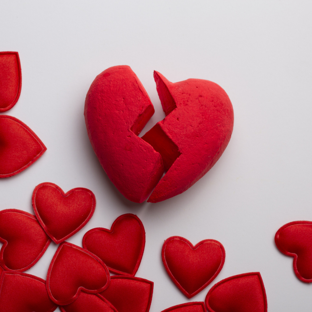 Разбитое сердце с маленькими красными сердечками