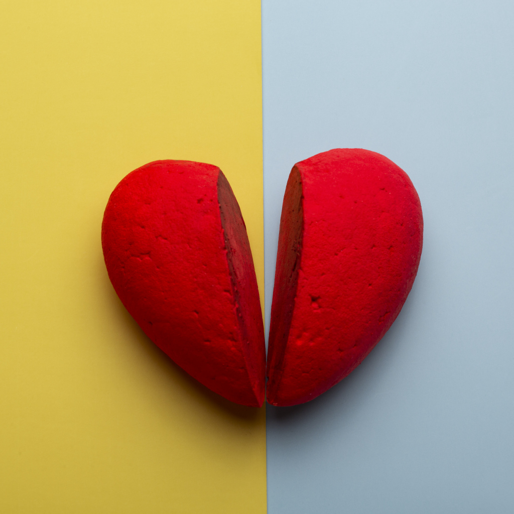 Разбитое красное сердце