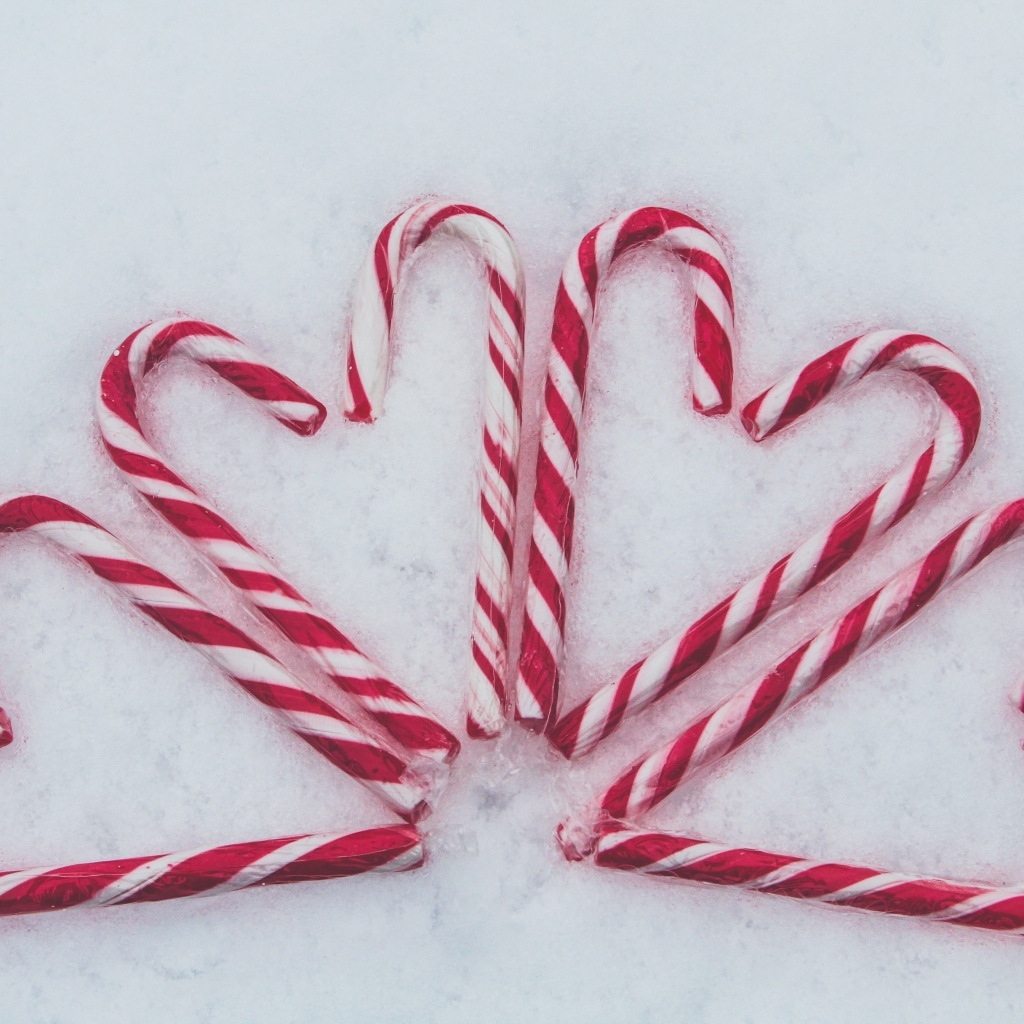 Сердечки из конфет на снегу