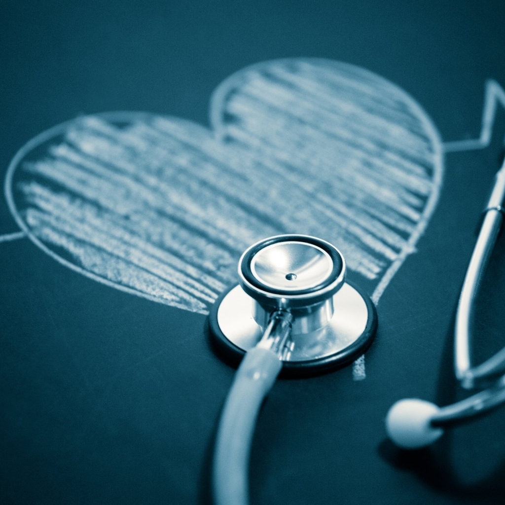 Нарисованное мелом сердце со стетоскопом