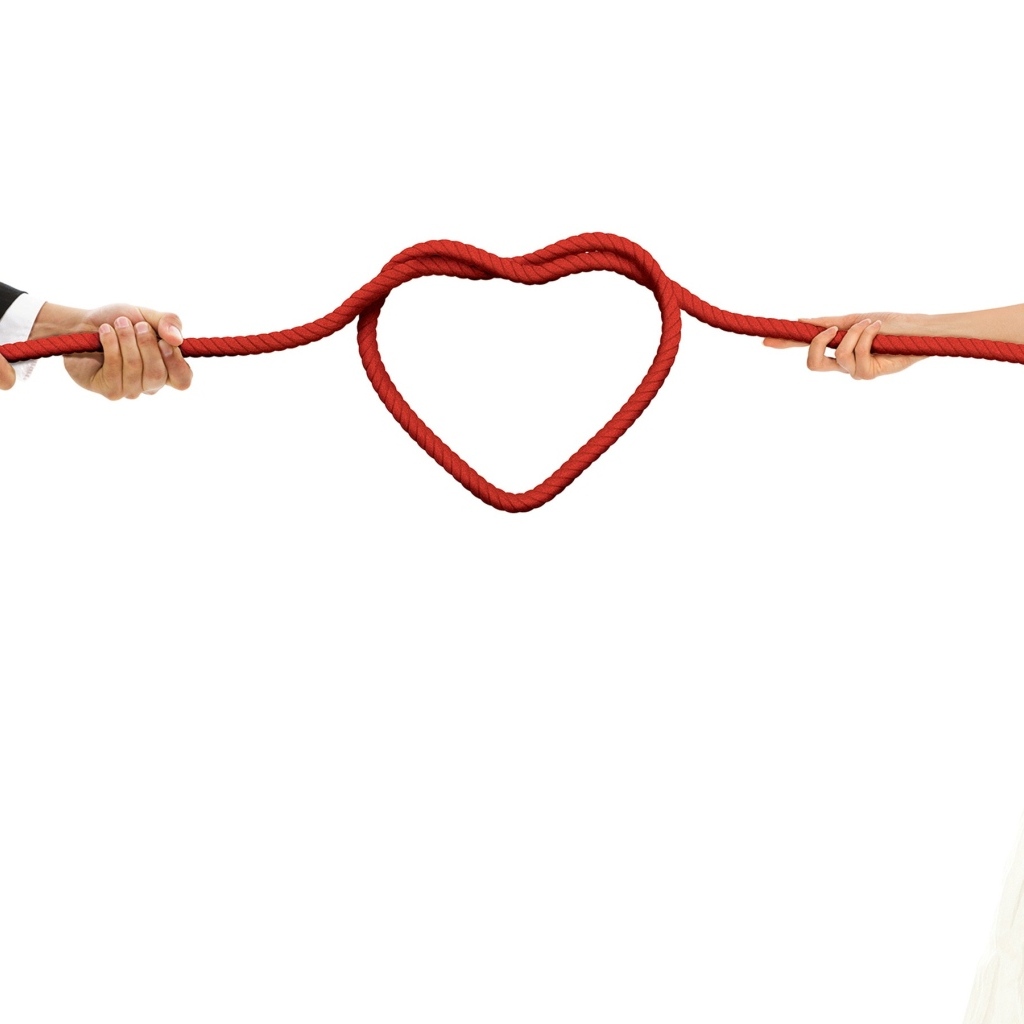 Пара тянет узел в форме сердца