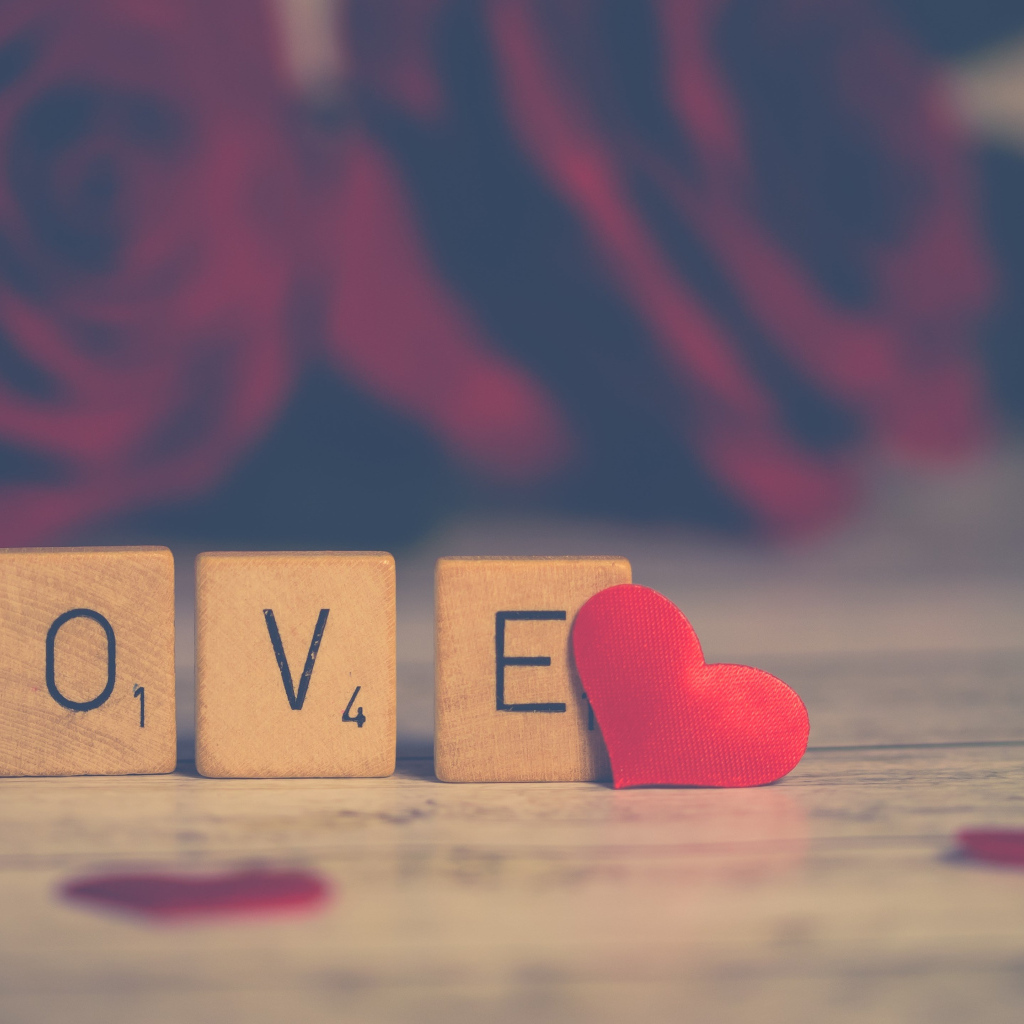 Кубики с надписью любовь и маленьким красным сердцем