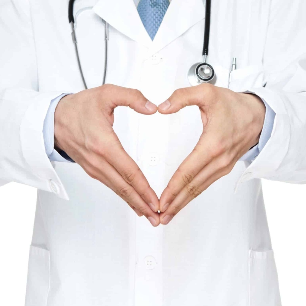 Доктор делает сердце ладонями рук