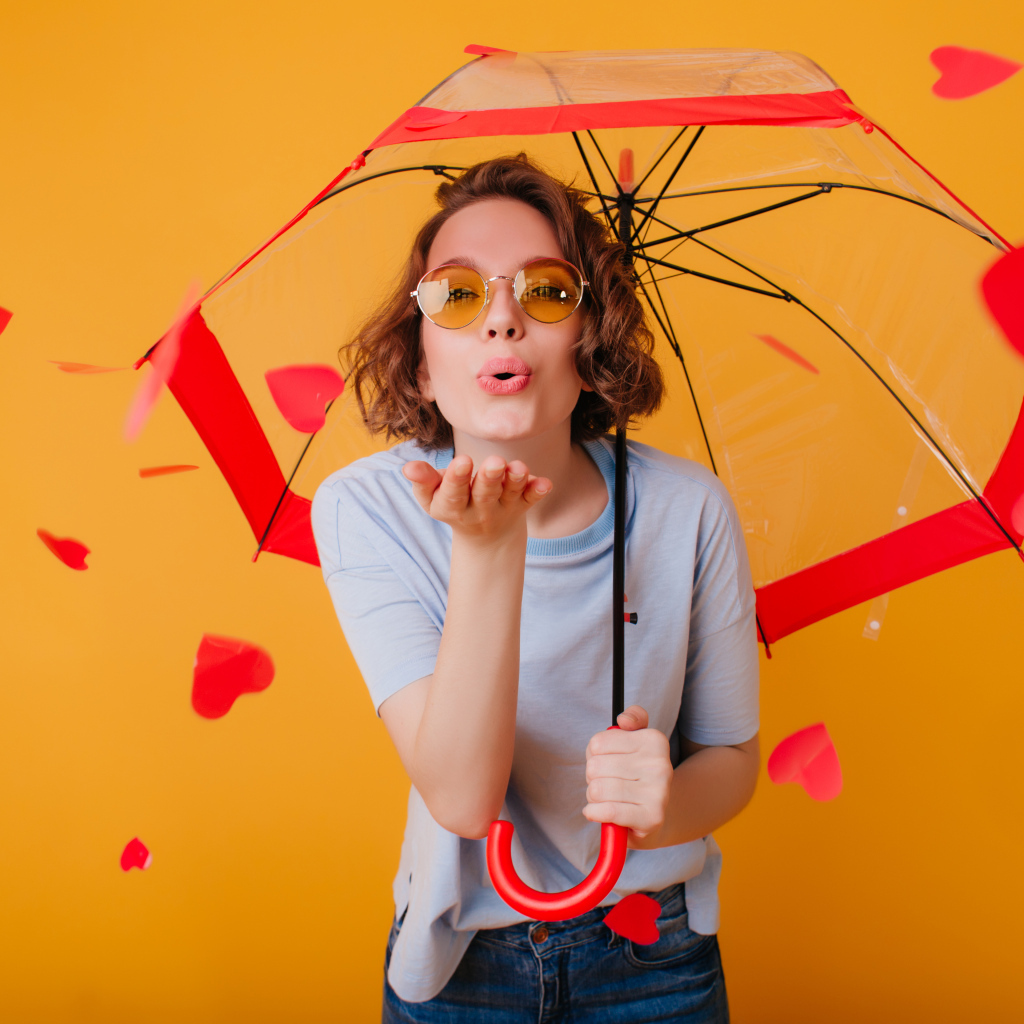Девушка под зонтом с сердечками