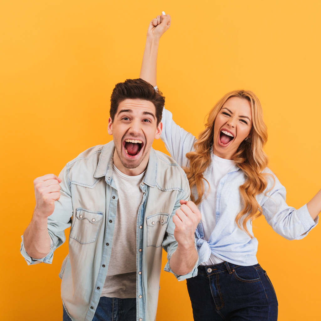 Счастливая пара на оранжевом фоне