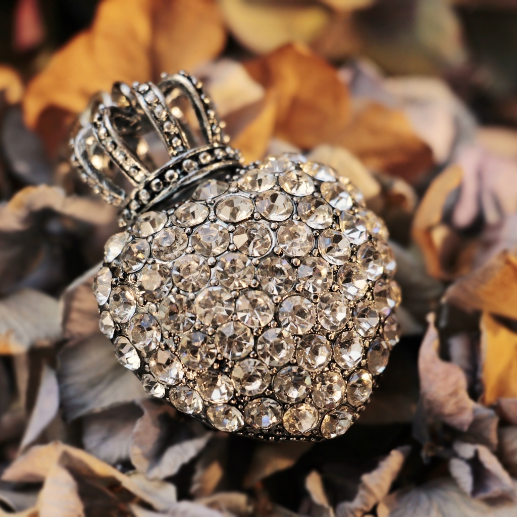 Кулон в форме сердца с короной  усыпан камнями