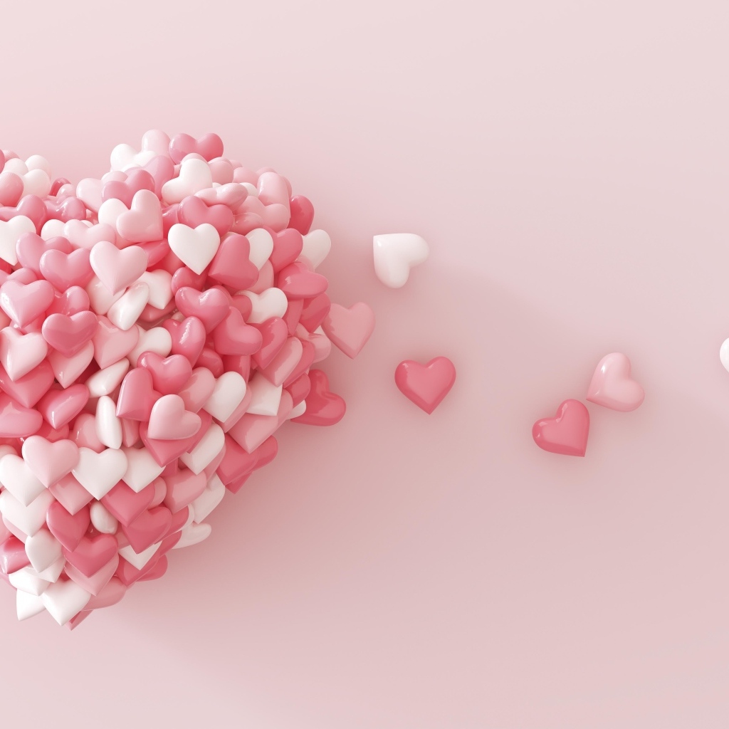 Сердце из маленьких сердечек на розовом фоне