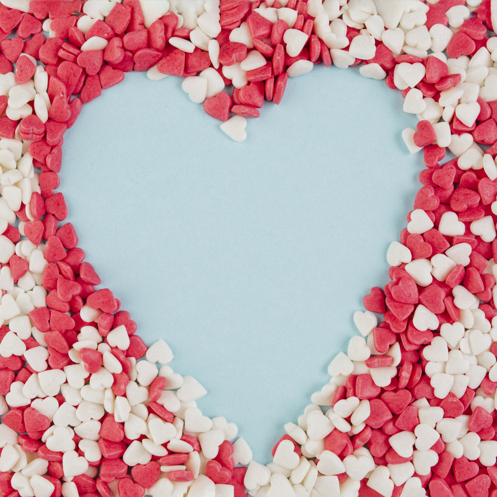 Сердце на голубом фоне из маленьких сладких сердечек