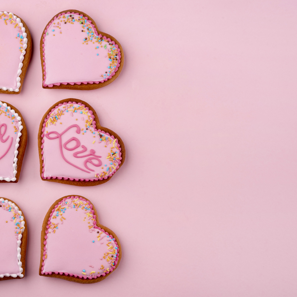Печенье в форме сердца на розовом фоне