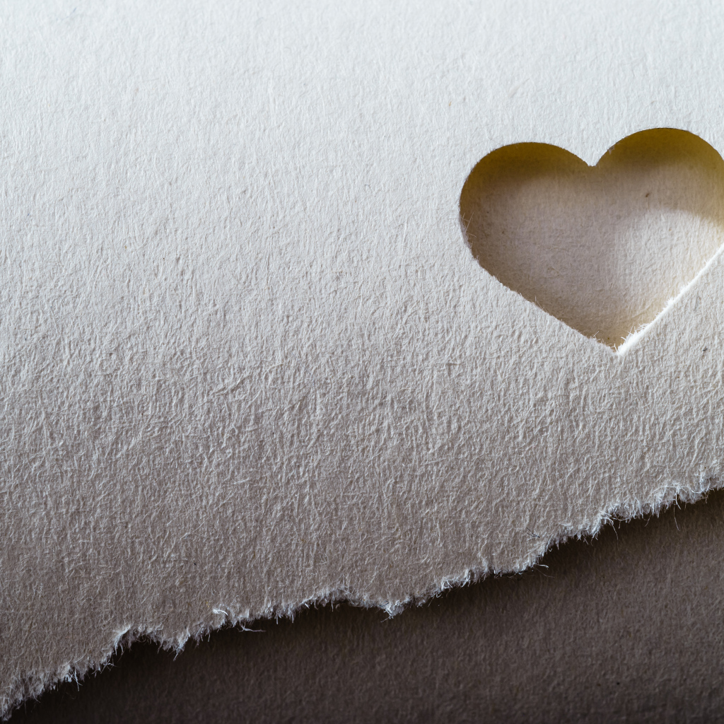 Дырка в бумаге в форме сердца