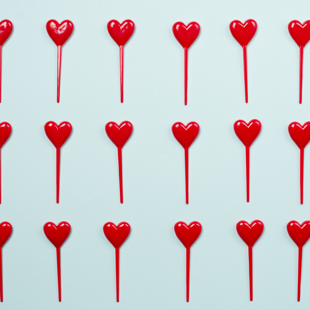 Сердечки на палочке на голубом фоне