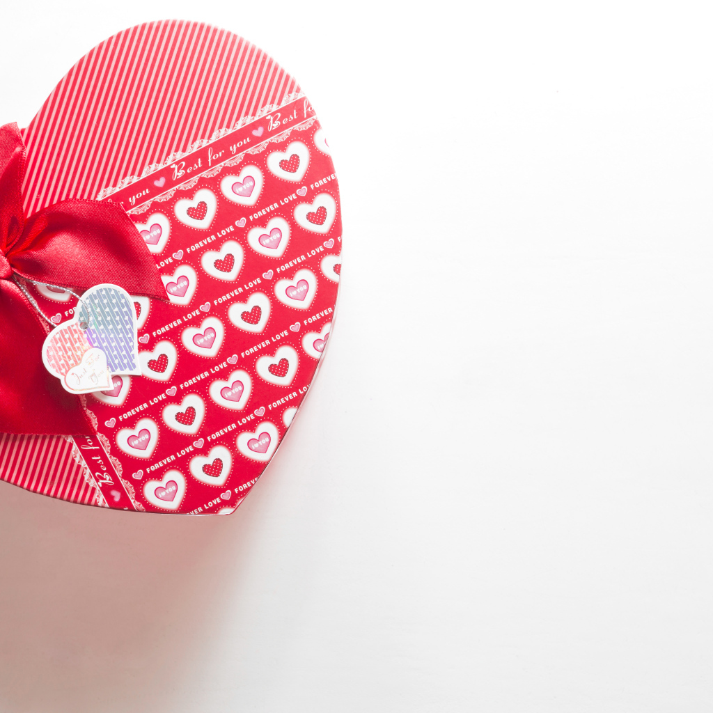 Большая подарочная коробка в форме сердца на белом фоне