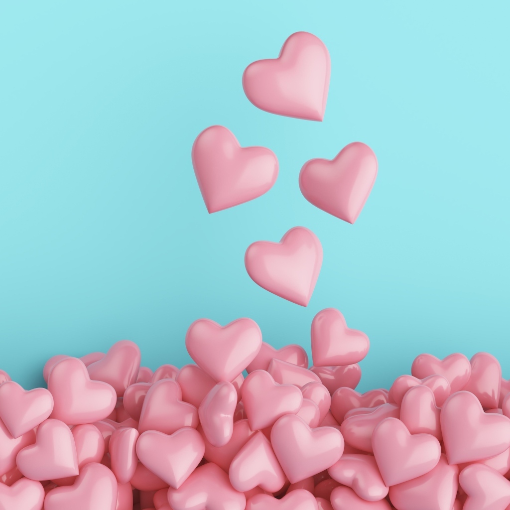 Много розовых сердечек на голубом фоне