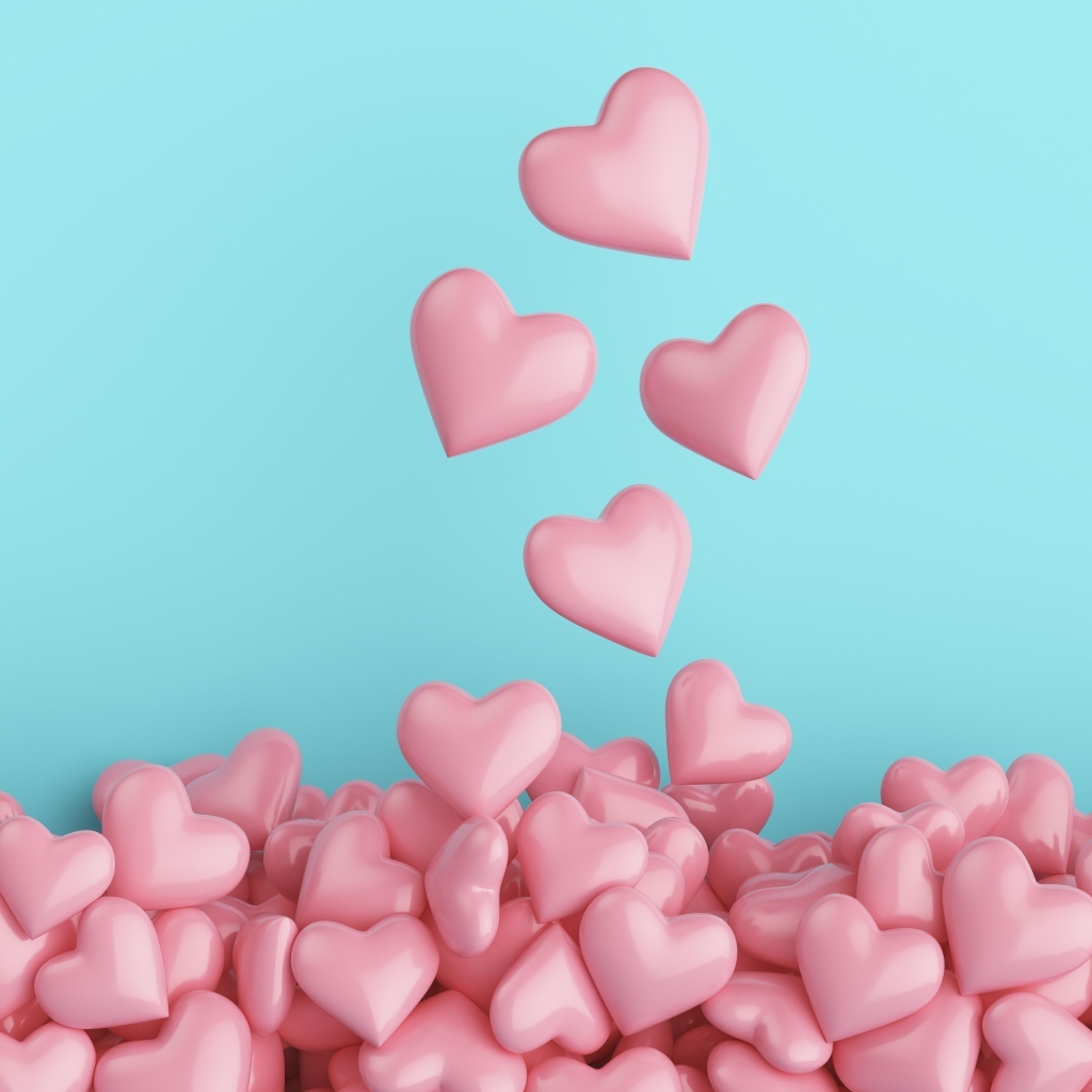 Много розовых сердечек на голубом фоне