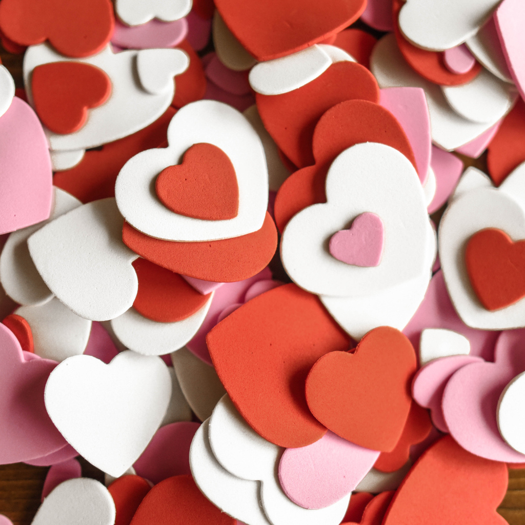 Много маленьких бумажных разноцветных сердечек