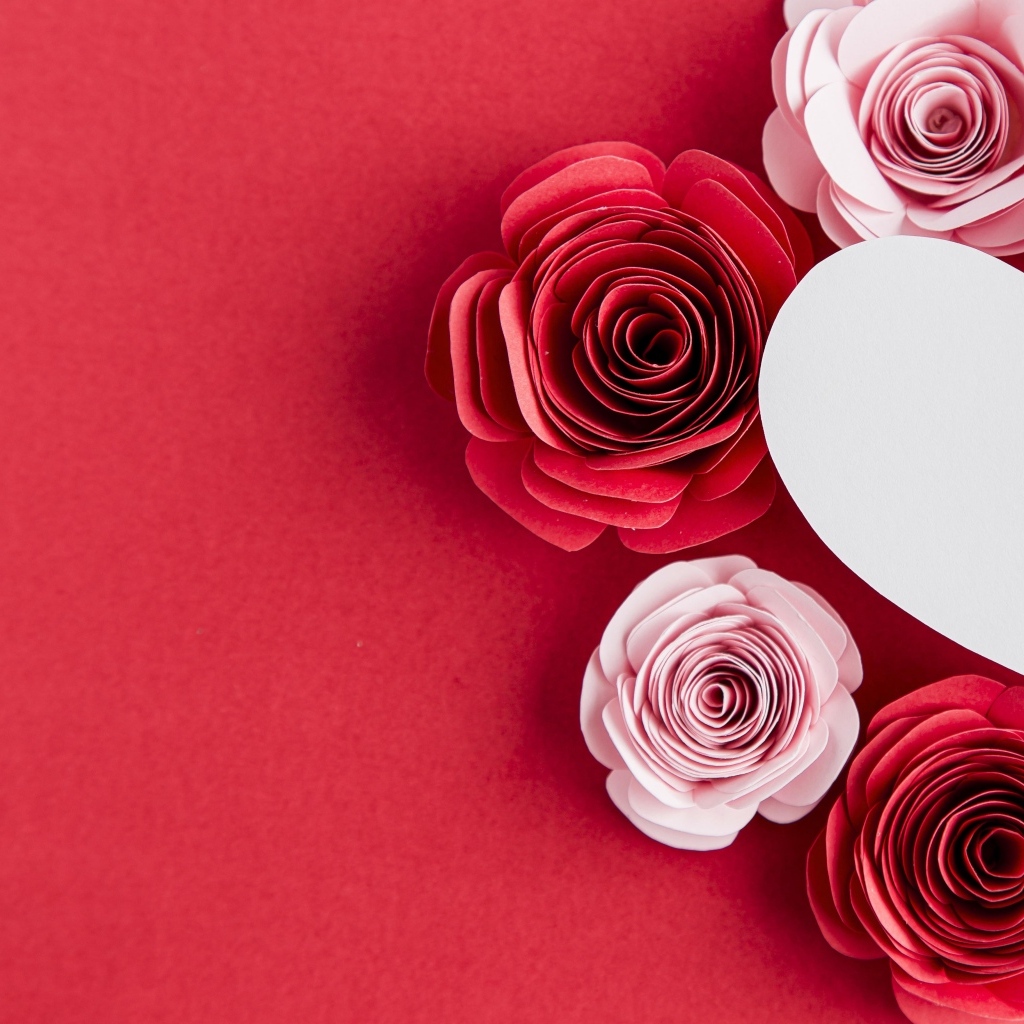 Бумажные розы с сердцем на красном фоне