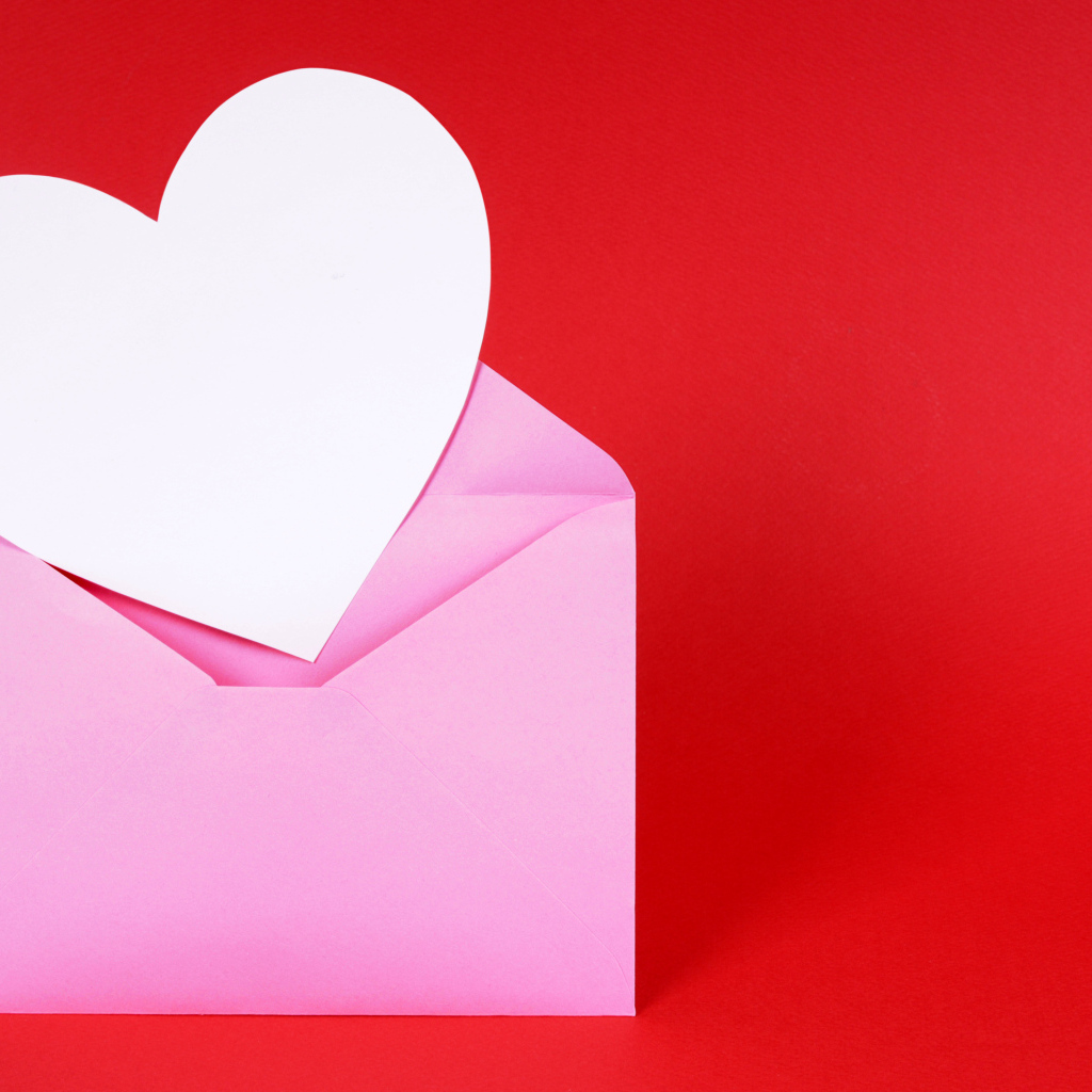 Розовый конверт с сердцем на красном фоне, шаблон для открытки