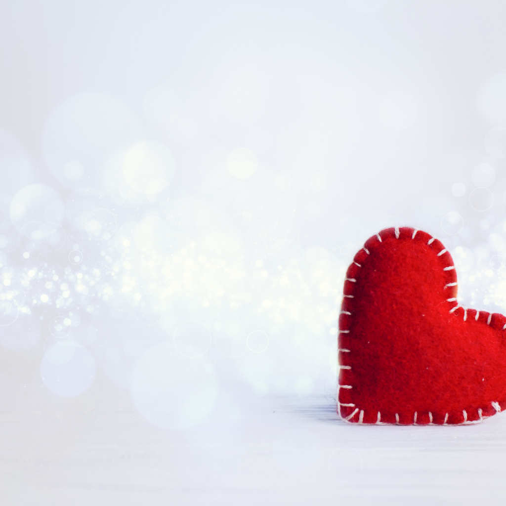 Красное тканевое сердце на сером фоне