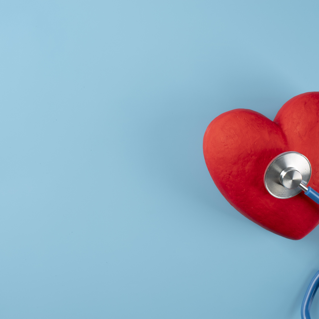 Красное сердце слушают стетоскопом