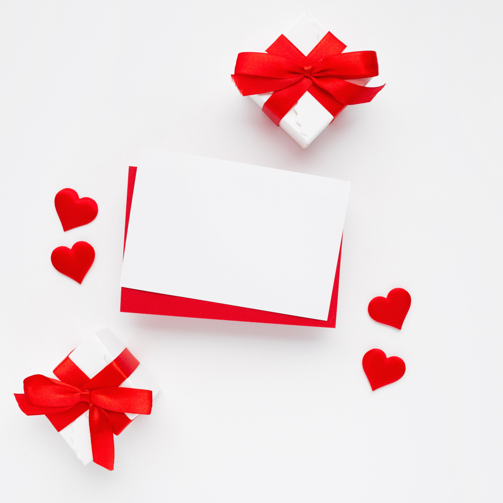 Красные сердечки, лист бумаги и подарки для шаблона открытки