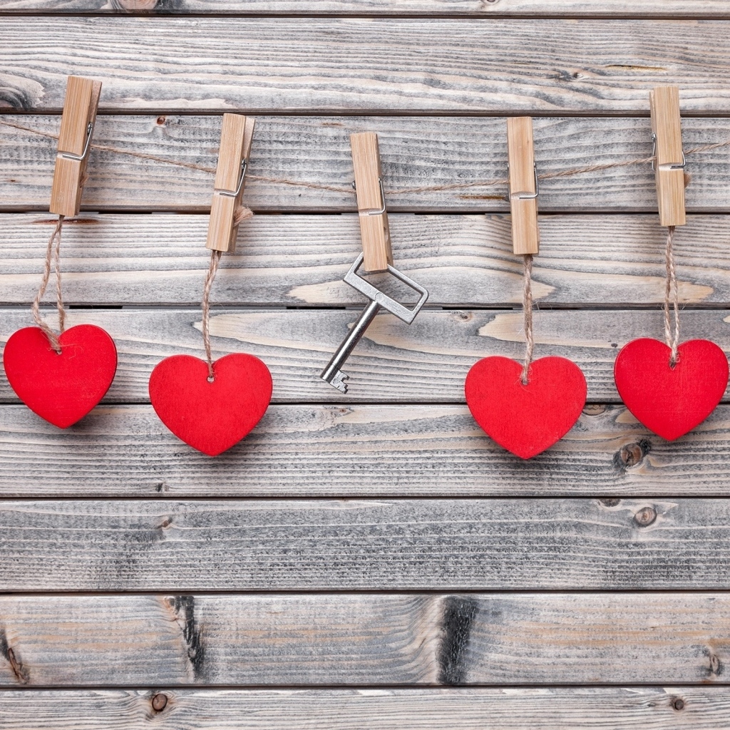 Красные сердечки и ключ с прищепками на веревке