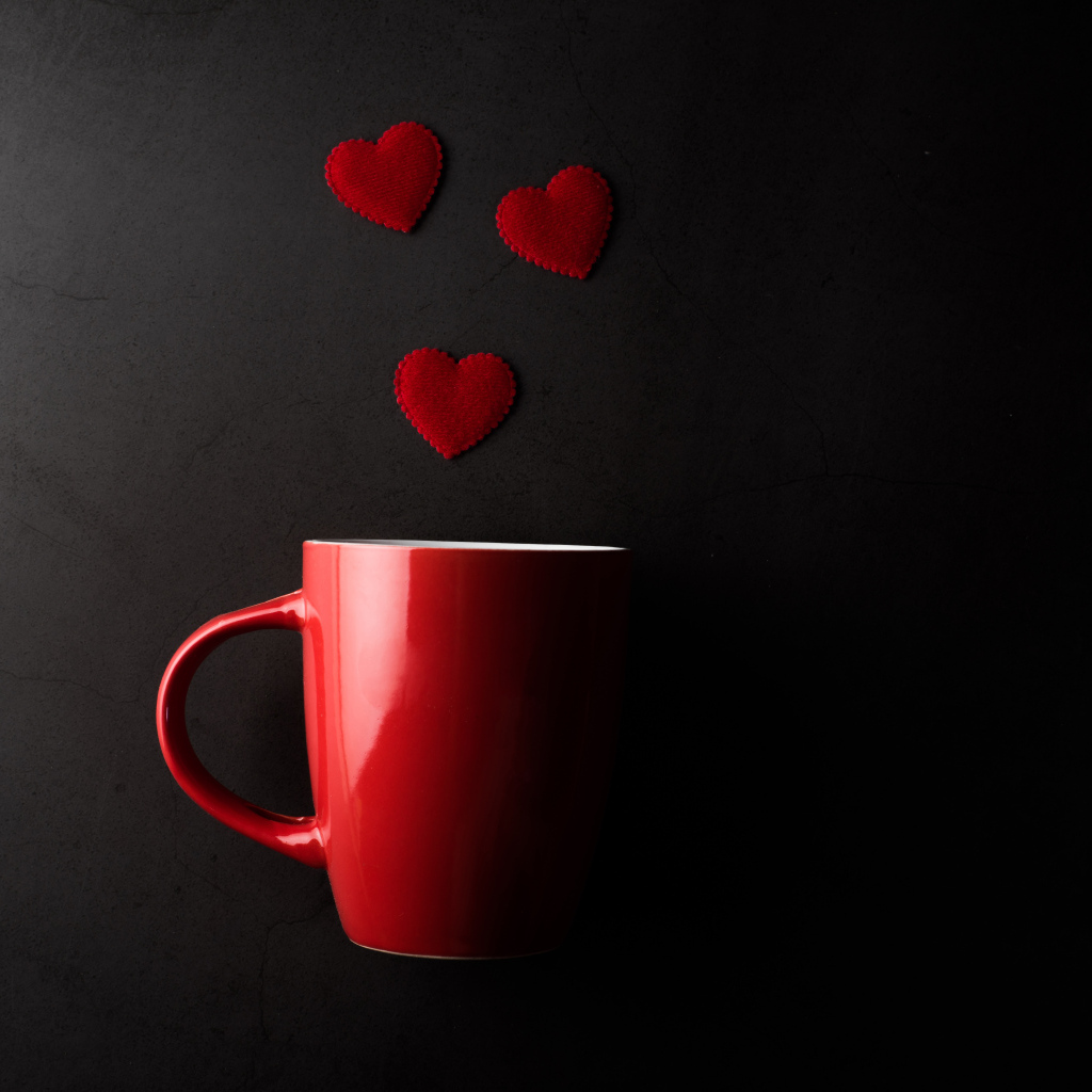 Красная кружка и сердечки на черном фоне