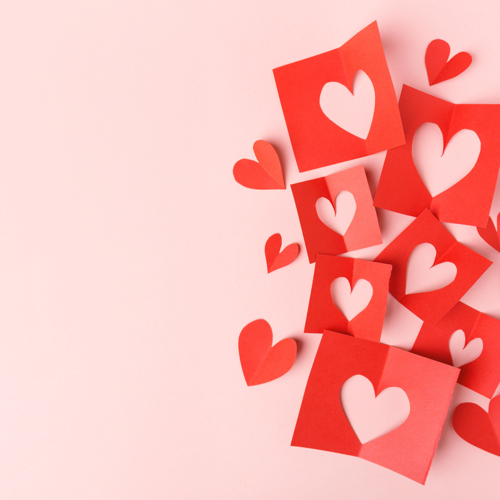 Сердечки из красной бумаги на сером фоне