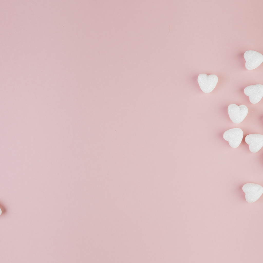 Маленькие белые сердечки на розовом фоне